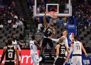 开云足球直播-独行侠绝地反击湖人，萨姆·米切尔三分雨点燃全场的简单介绍