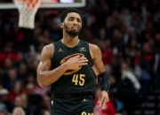 开云体育下载-包含中国男篮完胜76人，萨姆·米切尔三分雨点燃全场的词条