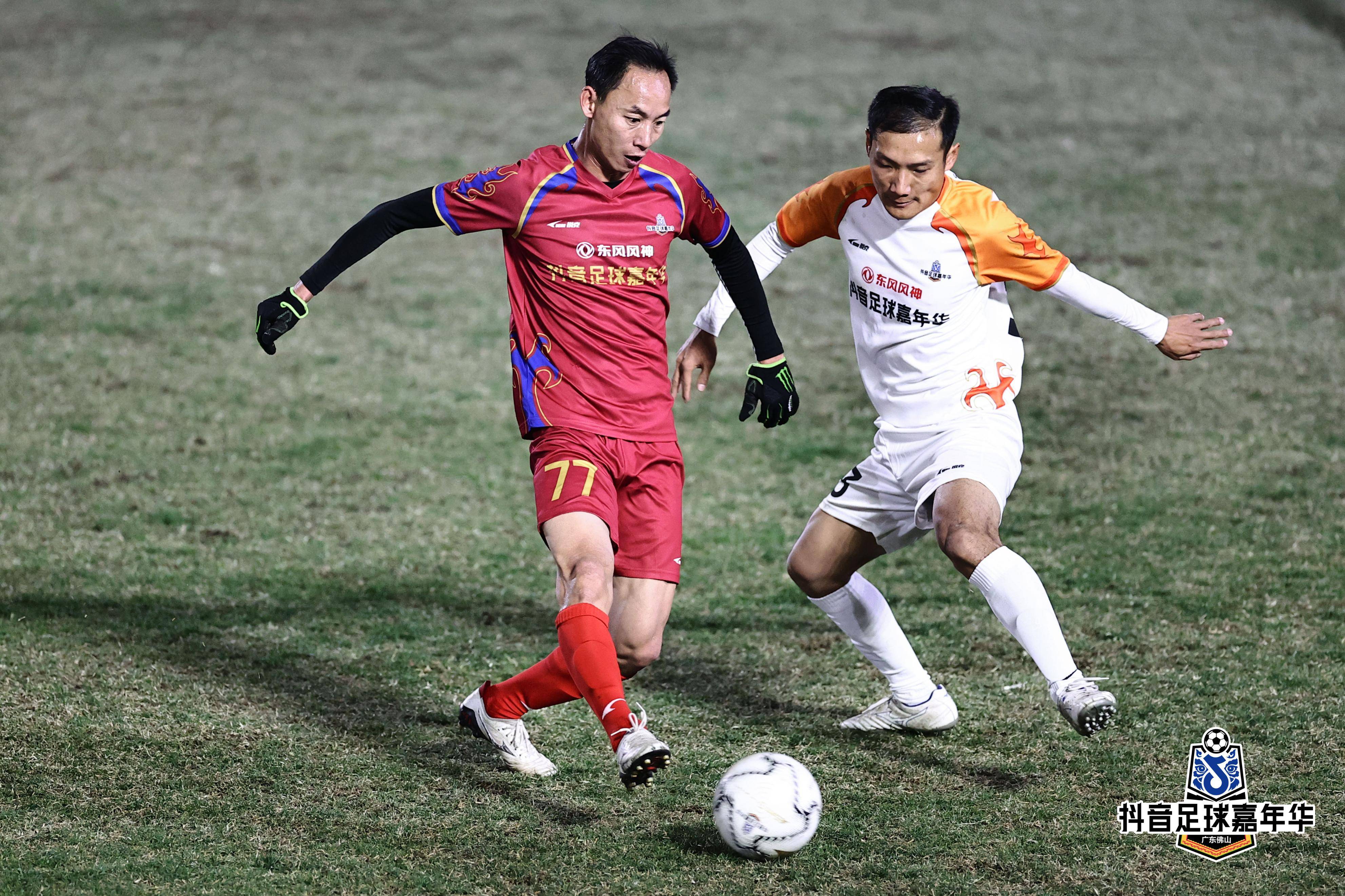 西南足球比赛风向尚未明朗,球员表现积极 西南足球比赛风向尚未明朗,球员表现积极