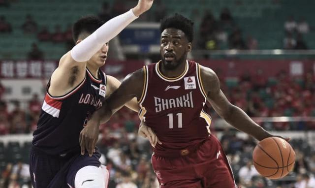 上海队逆转广州队，库里带队取胜