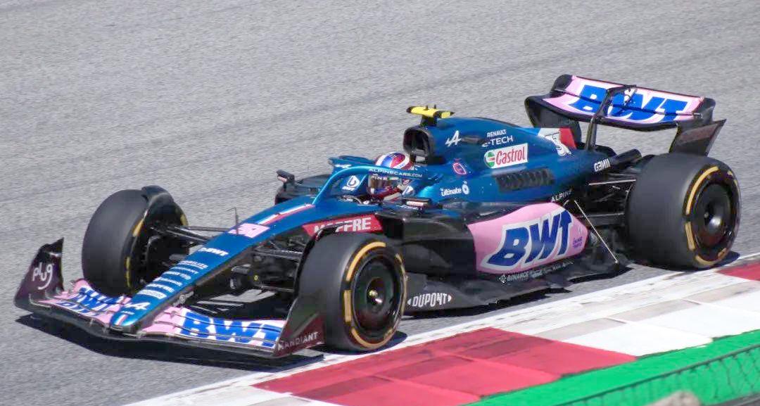 阿斯顿马丁完胜雷诺车队，佩雷兹惊艳四座