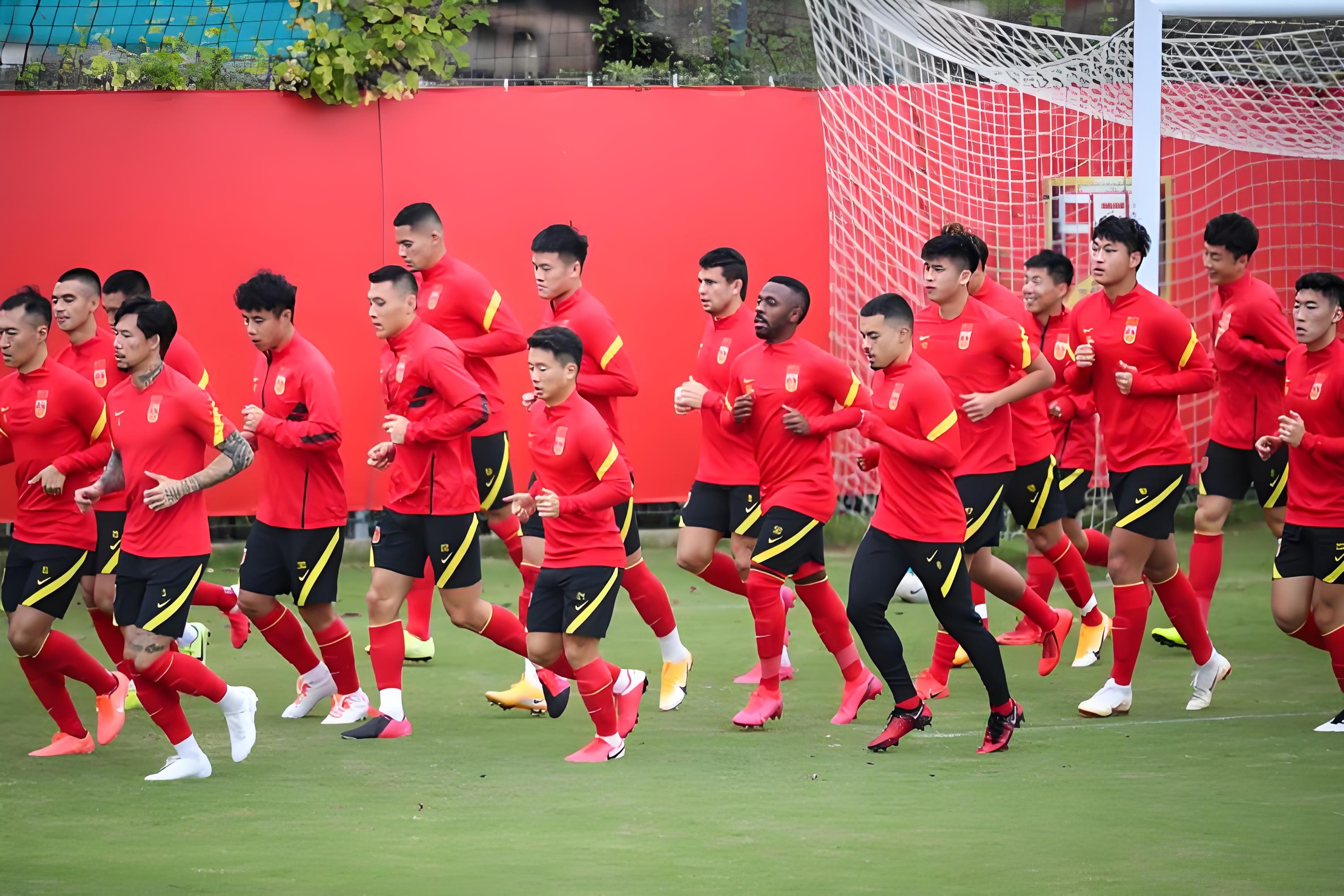 国际足坛中国队崭露头角，备受瞩目