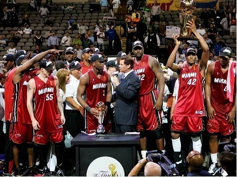 热火大胜尼克斯，韦德在比赛末段爆发