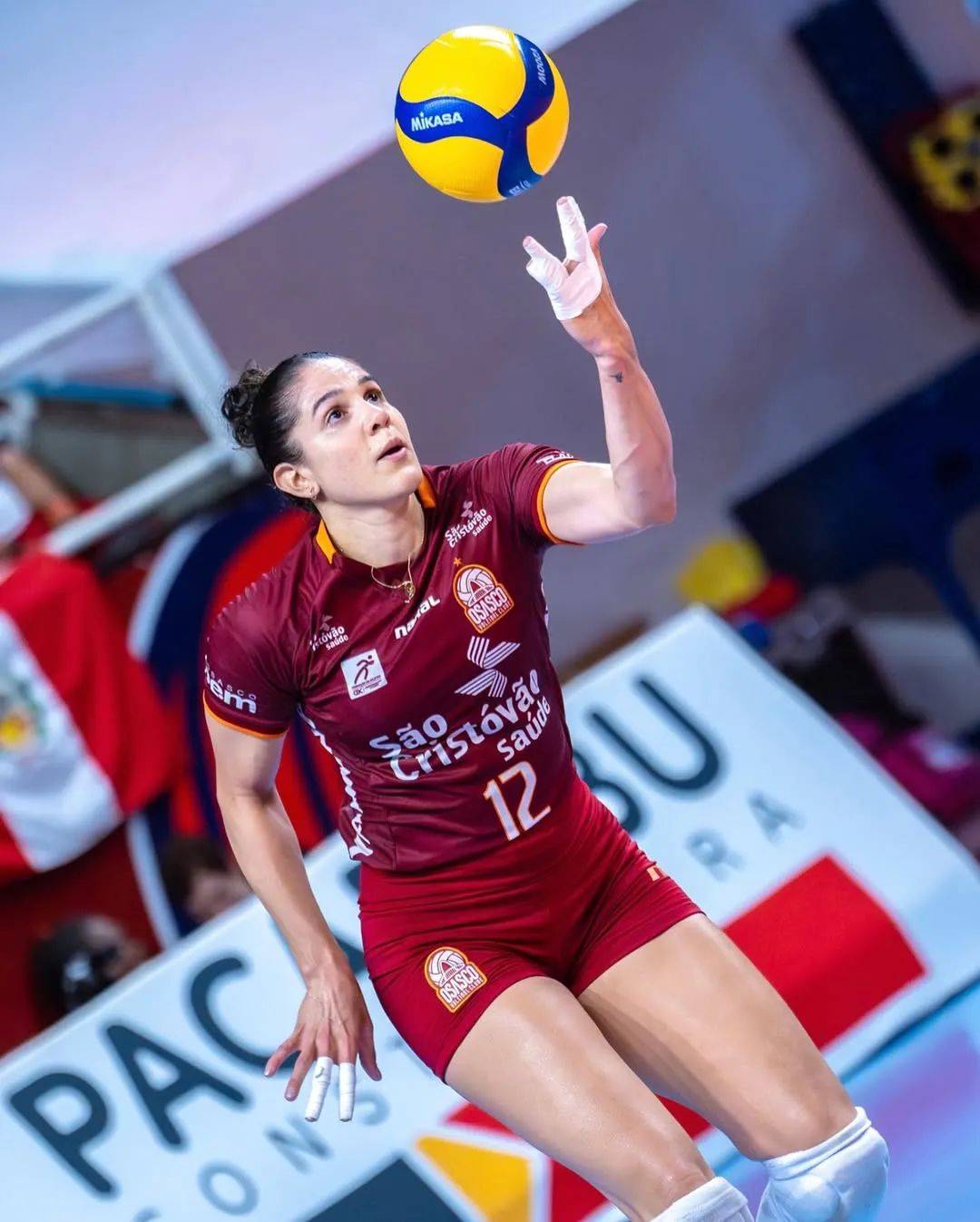 巴西队员喜获个人荣誉，赢得球迷喝彩