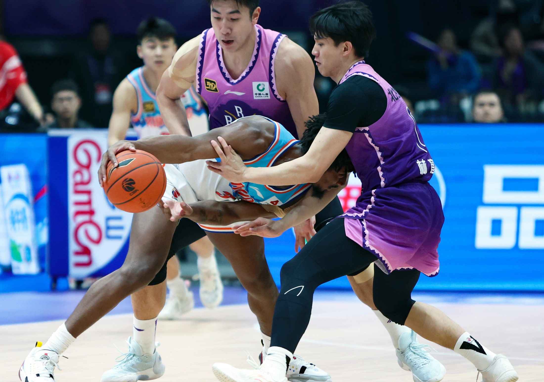 包含山东队客场击败对手,豪取三连胜的词条 包含山东队客场击败对手,豪取三连胜的词条