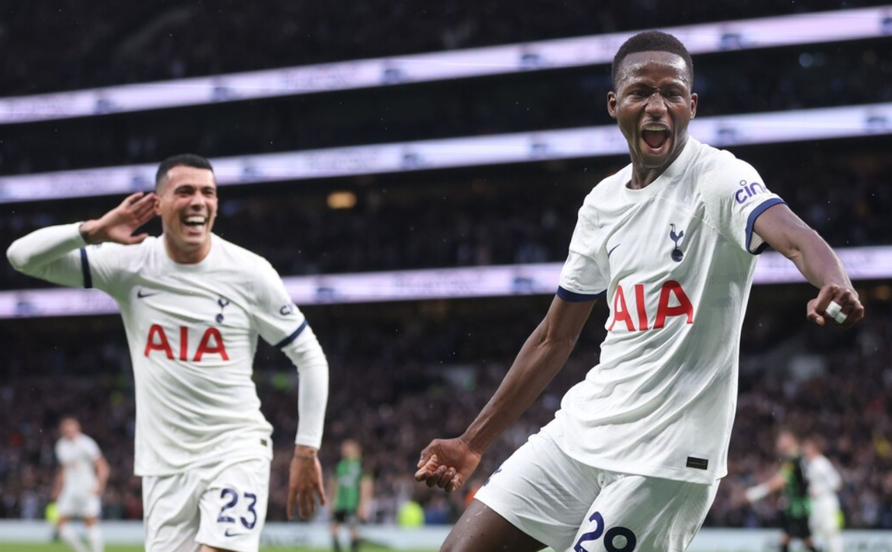 汉堡队老将突破禁区助攻得分 汉堡队老将突破禁区助攻得分