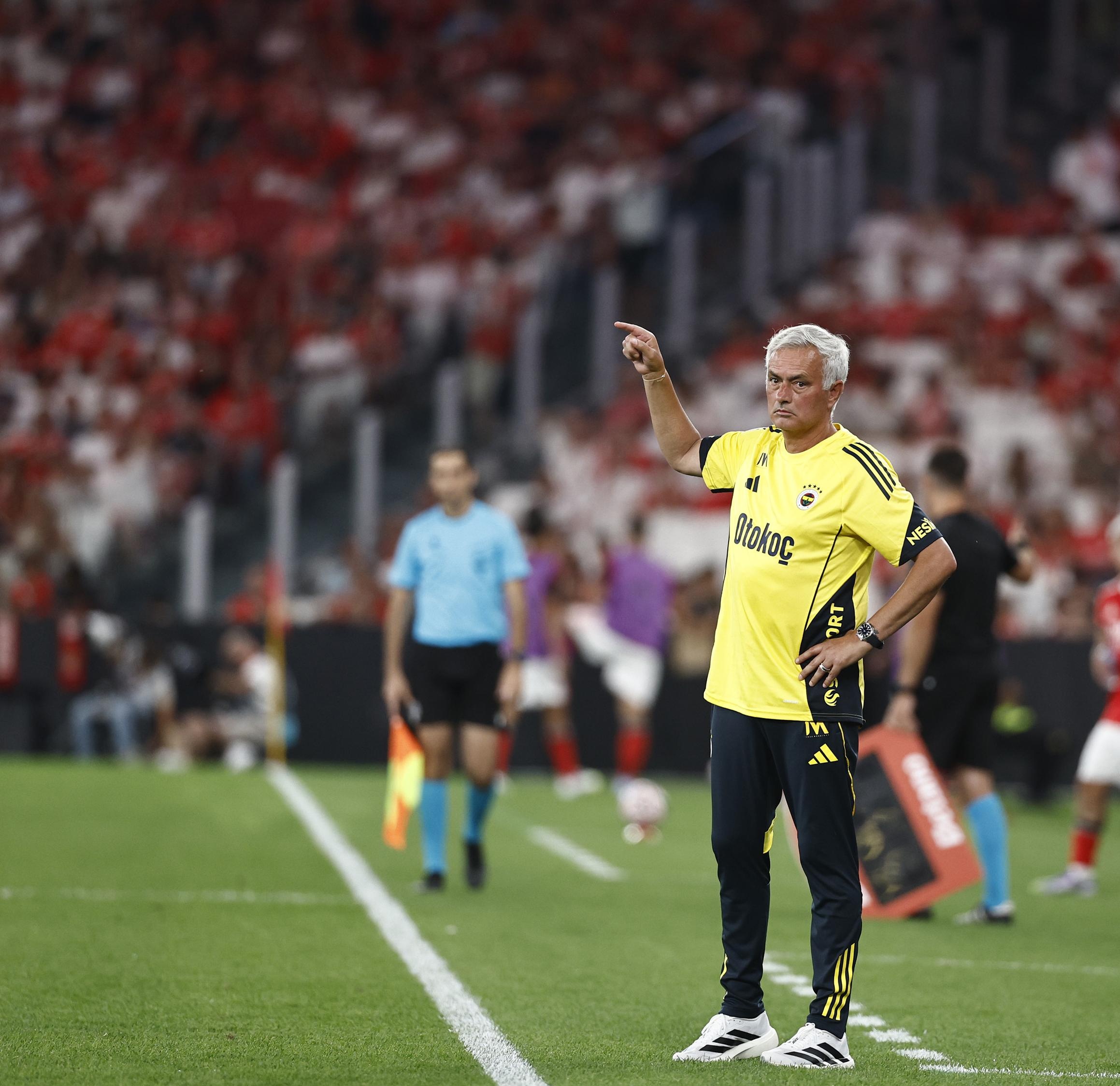 里昂足球队主帅宣布强化训练，备战欧洲赛场