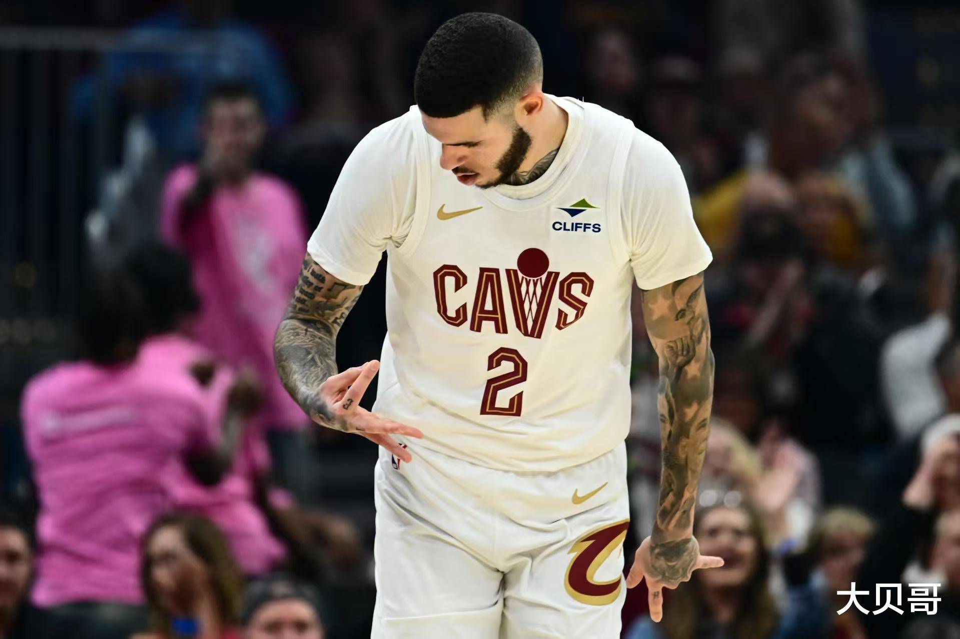 篮网碾压雄鹿,米切尔送出助攻 篮网碾压雄鹿,米切尔送出助攻