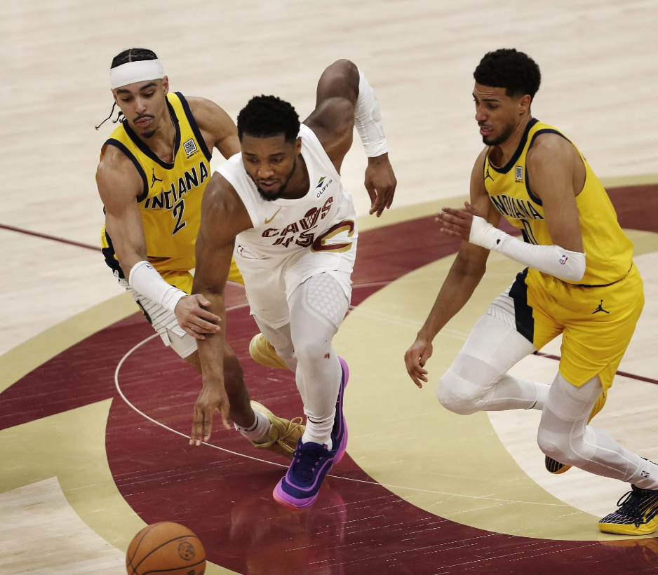 篮网碾压雄鹿,米切尔送出助攻 篮网碾压雄鹿,米切尔送出助攻