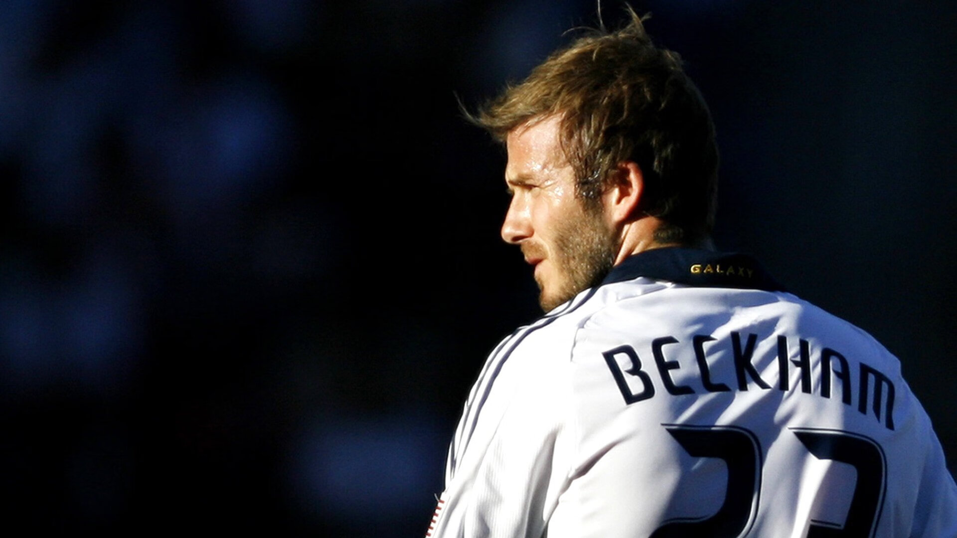 绿茵场上的双重启示,伊朗斩落日本与本泽马的救赎之路