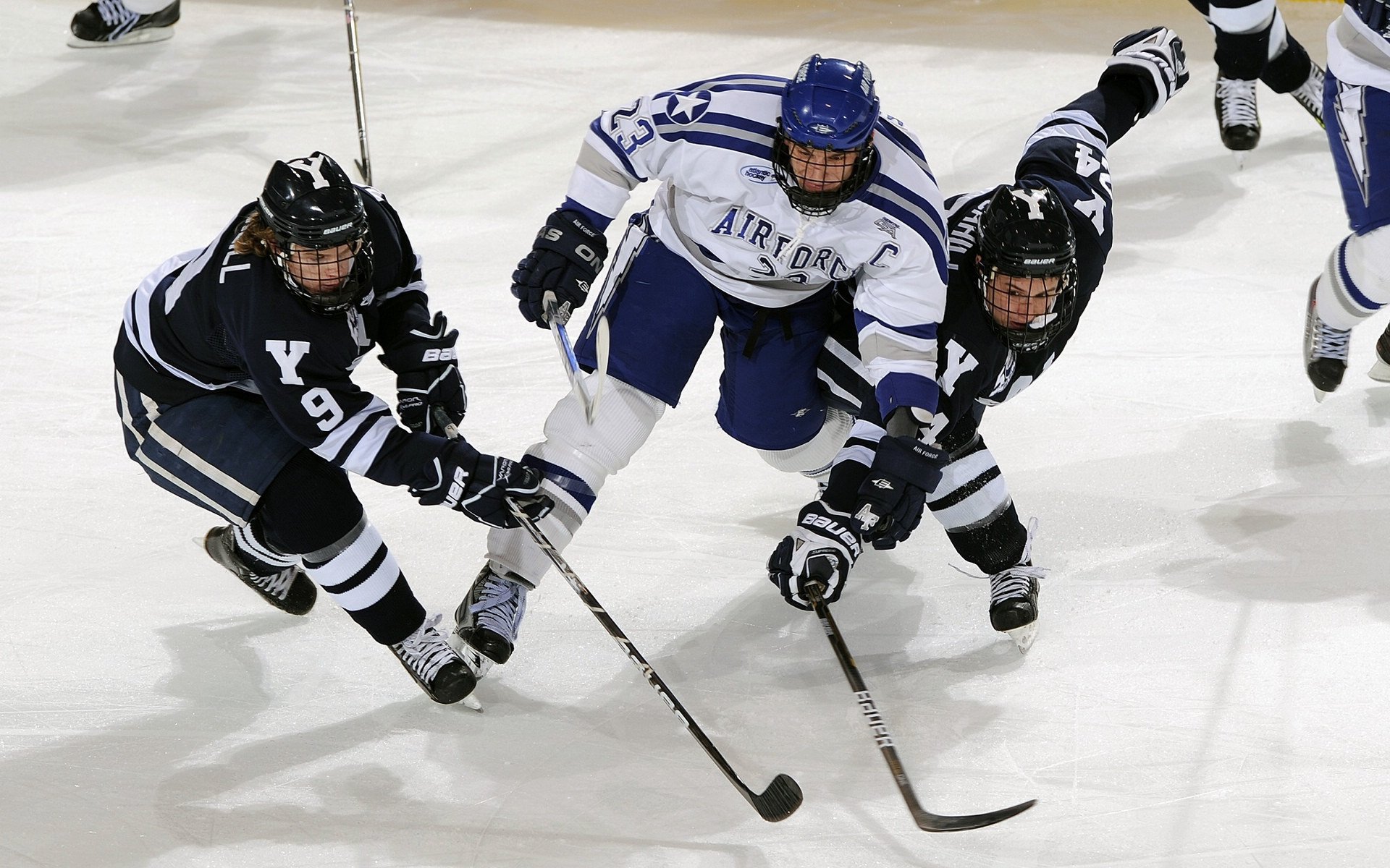 特奥·埃尔南德斯，跨越红黑与红白的胜负手—当拜仁遭遇AC米兰，一个名字决定两段历史